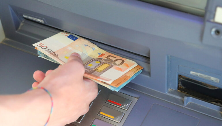 Eurobiljetten worden geïncasseerd uit een geldautomaat